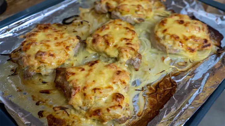 Мясо с ананасом и сыром в духовке: шаг 1