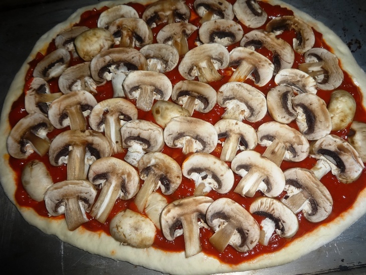 Пицца с грибами и оливками: шаг 8
