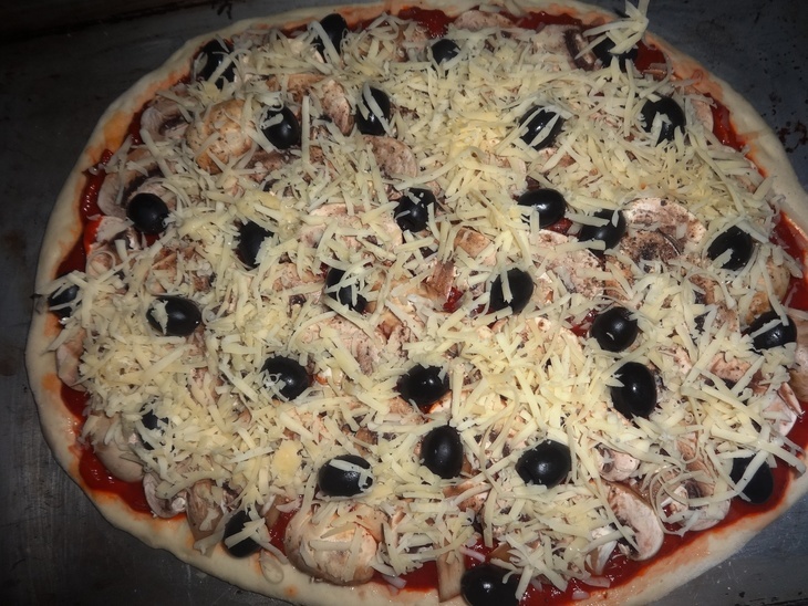 Пицца с грибами и оливками: шаг 11