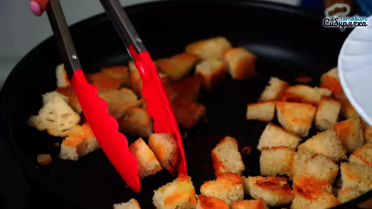 Салат «цезарь» с курицей и сухариками под соусом на праздничный стол: шаг 2