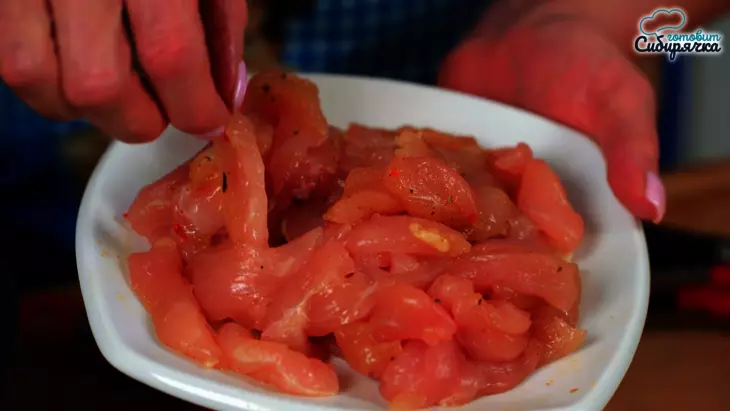 Салат «цезарь» с курицей и сухариками под соусом на праздничный стол: шаг 3