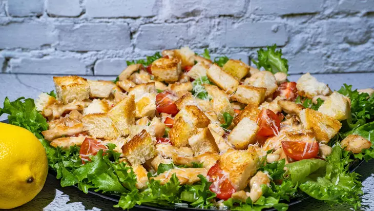 Салат «цезарь» с курицей и сухариками под соусом на праздничный стол: шаг 9