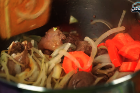 Суп-шурпа из мяса баранины с овощами и специями по-узбекски: шаг 3