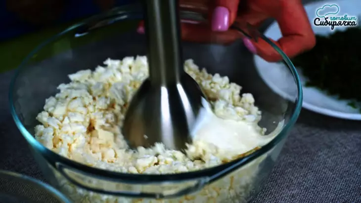 Закуска из творога с сыром и красной рыбой в огуречных слайсах: шаг 1
