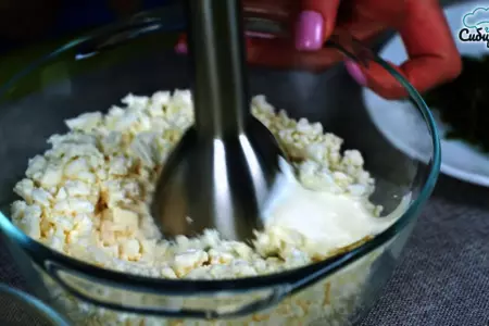 Закуска из творога с сыром и красной рыбой в огуречных слайсах: шаг 1