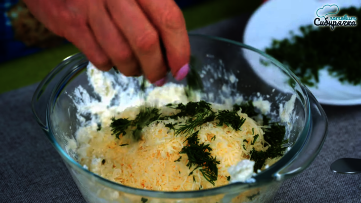 Закуска из творога с сыром и красной рыбой в огуречных слайсах: шаг 2