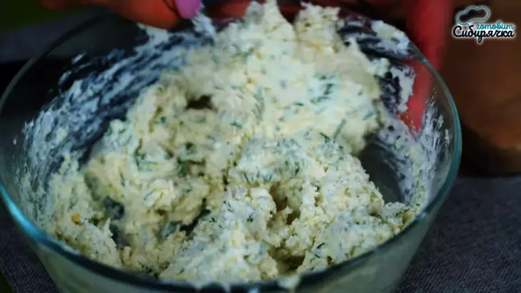 Закуска из творога с сыром и красной рыбой в огуречных слайсах: шаг 3