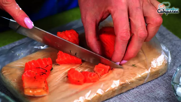 Закуска из творога с сыром и красной рыбой в огуречных слайсах: шаг 4