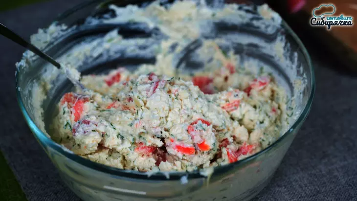 Закуска из творога с сыром и красной рыбой в огуречных слайсах: шаг 5