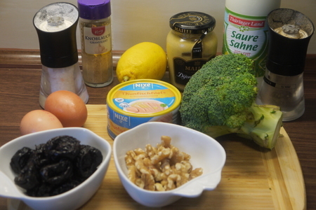 Салат из брокколи с тунцом и черносливом: шаг 1