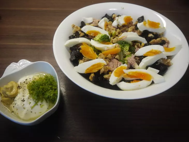 Салат из брокколи с тунцом и черносливом: шаг 2