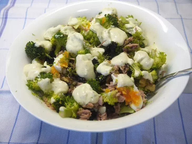 Салат из брокколи с тунцом и черносливом: шаг 3