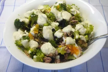Салат из брокколи с тунцом и черносливом: шаг 3