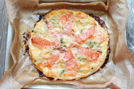 Пицца с лососем и зеленым луком: шаг 8