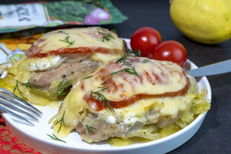 Мясо по-французски из свинины с овощами и сыром в духовке: шаг 9