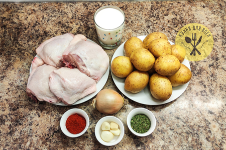 Куриные бёдрышки с картошкой в духовке: шаг 1