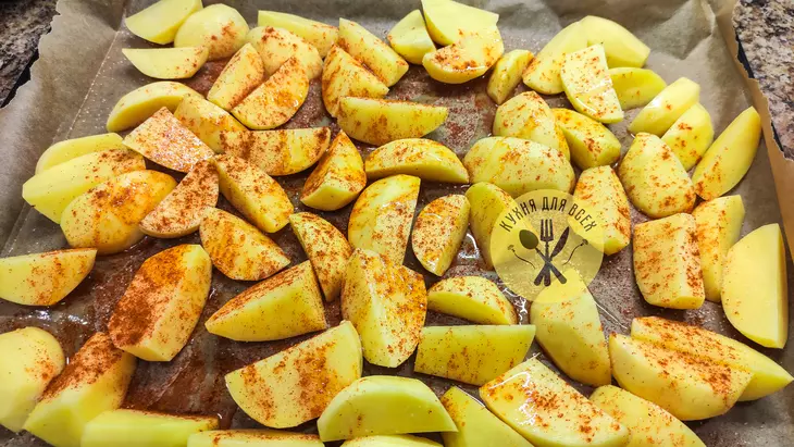 Куриные бёдрышки с картошкой в духовке: шаг 4