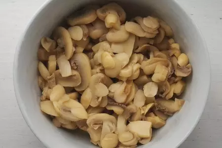 Пицца с курицей и маринованными грибами: шаг 6