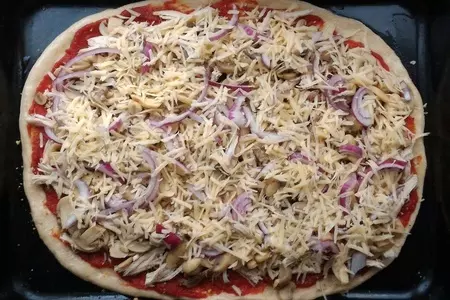 Пицца с курицей и маринованными грибами: шаг 15