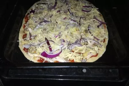Пицца с курицей и маринованными грибами: шаг 16