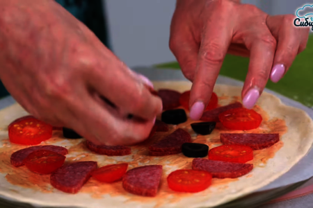 Мини-пицца из дрожжевого теста с салями и помидорами с сыром: шаг 6