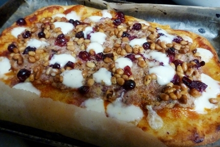 Острая пицца с фаршем из индейки, клюквой и кедровыми орешками: шаг 7