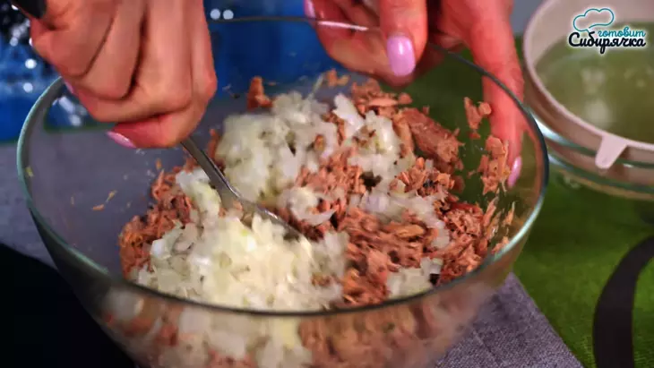 Салат «мимоза» с сайрой и тунцом на праздничный стол: шаг 4