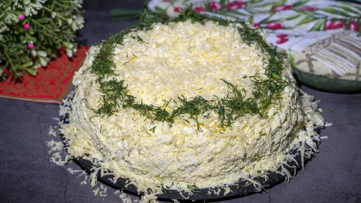 Салат «мимоза» с сайрой и тунцом на праздничный стол: шаг 9