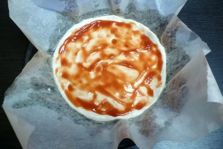 Пицца с авокадо, шампиньонами и помидорами: шаг 3