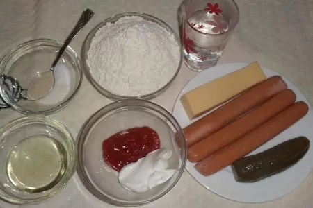 Пицца с сосисками и маринованными огурцами: шаг 1