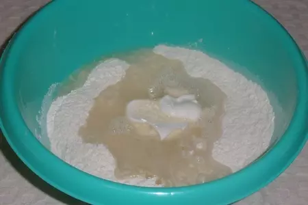 Пицца с сосисками и маринованными огурцами: шаг 3