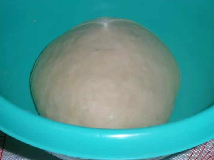 Пицца с сосисками и маринованными огурцами: шаг 6
