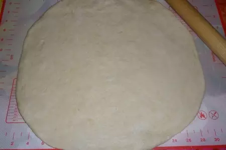 Пицца с сосисками и маринованными огурцами: шаг 7