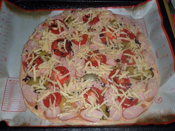 Пицца с сосисками и маринованными огурцами: шаг 12