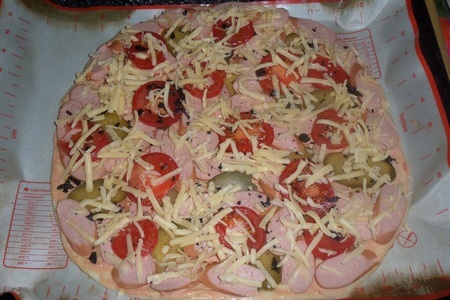 Пицца с сосисками и маринованными огурцами: шаг 12
