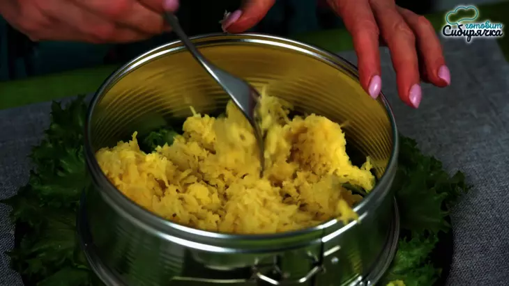 Слоеный салат «невеста» с копченой курицей и картошкой: шаг 1