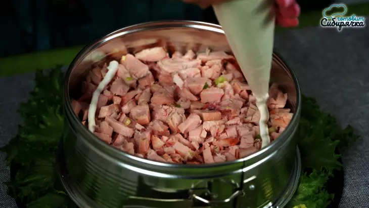 Слоеный салат «невеста» с копченой курицей и картошкой: шаг 3
