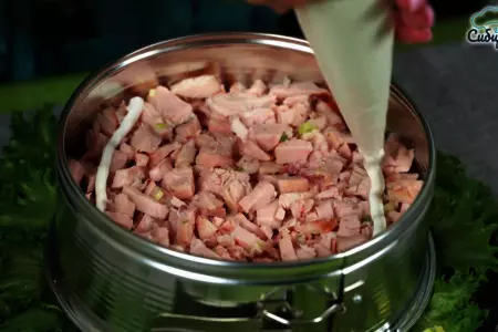 Слоеный салат «невеста» с копченой курицей и картошкой: шаг 3