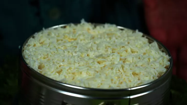 Слоеный салат «невеста» с копченой курицей и картошкой: шаг 8