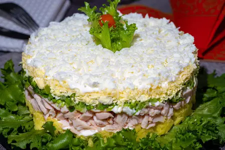 Слоеный салат «невеста» с копченой курицей и картошкой: шаг 9