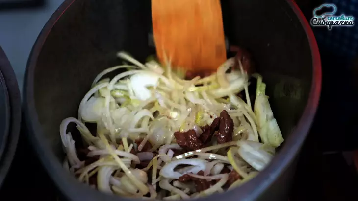 Азу с говядиной и картофелем с солеными огурцами по-татарски: шаг 2
