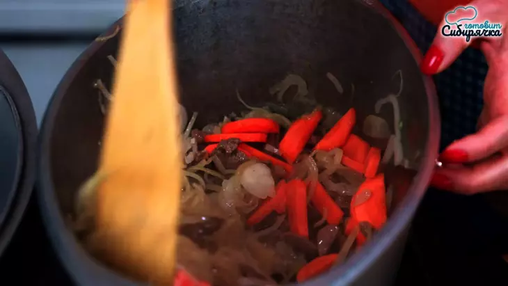 Азу с говядиной и картофелем с солеными огурцами по-татарски: шаг 3