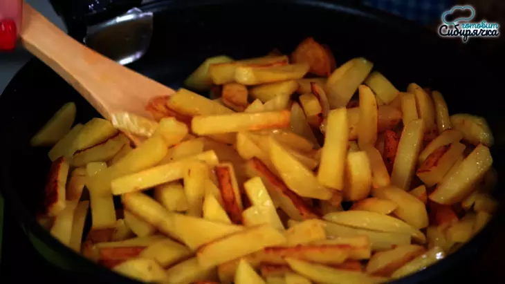 Азу с говядиной и картофелем с солеными огурцами по-татарски: шаг 5
