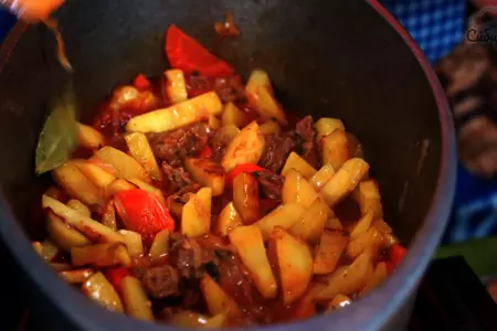 Азу с говядиной и картофелем с солеными огурцами по-татарски: шаг 7