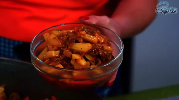 Азу с говядиной и картофелем с солеными огурцами по-татарски: шаг 8