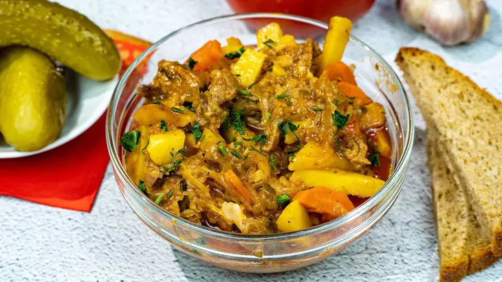 Азу с говядиной и картофелем с солеными огурцами по-татарски: шаг 9
