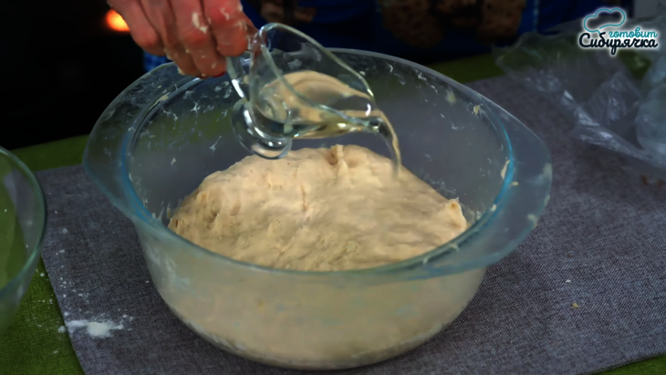 Пирожки из дрожжевого теста с мясной начинкой в духовке: шаг 4