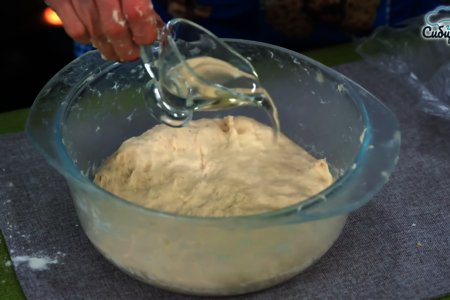 Пирожки из дрожжевого теста с мясной начинкой в духовке: шаг 4