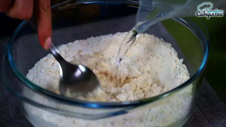 Классические грузинские хинкали с мясным фаршем и специями: шаг 1