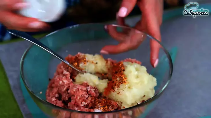 Классические грузинские хинкали с мясным фаршем и специями: шаг 4